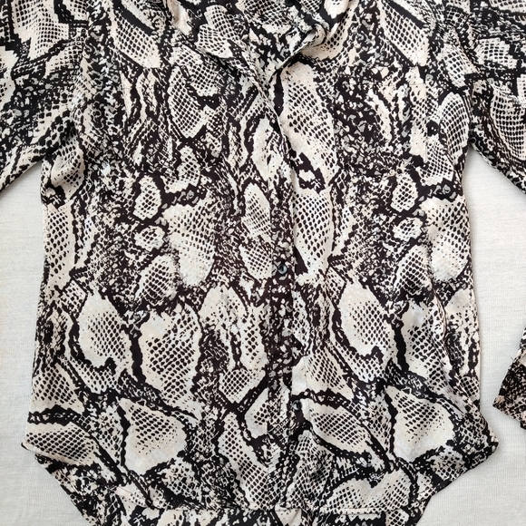 VIOLET & Claire Women's Button Down Shirt Size Medium Snakeskin Blouse - Picture 4 of 11